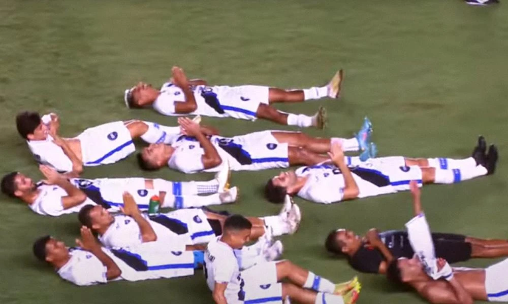 Βραζιλία: Ποδοσφαιριστές έκαναν τους... νεκρούς για να τιμήσουν τον πρόεδρο τους που έχει γραφείο κηδειών - Βίντεο